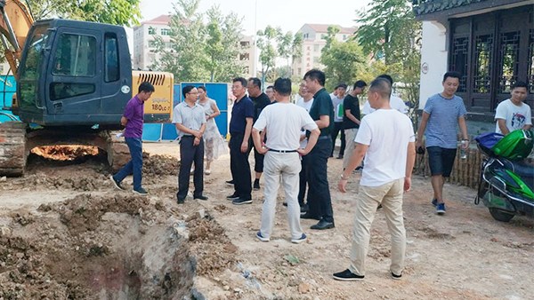 南湖新区工委书记李运帷一行到赶山路 污水管网现场视察工作