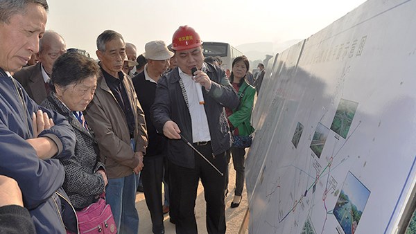 向伟雄率领市人大老同志参观临湖公路建设