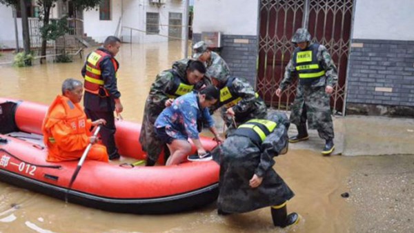在这岳阳市70年一遇的大暴雨中，市交投集团在行动