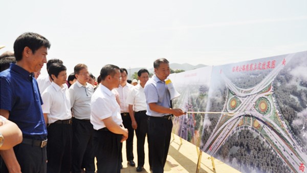 人大代表集中视察临湖公路