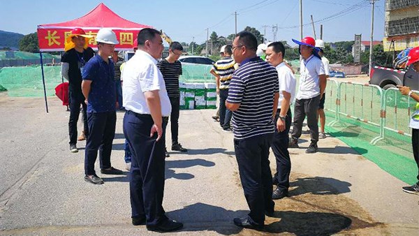 公司班子成员为项目施工和监理单位工作人员送清凉