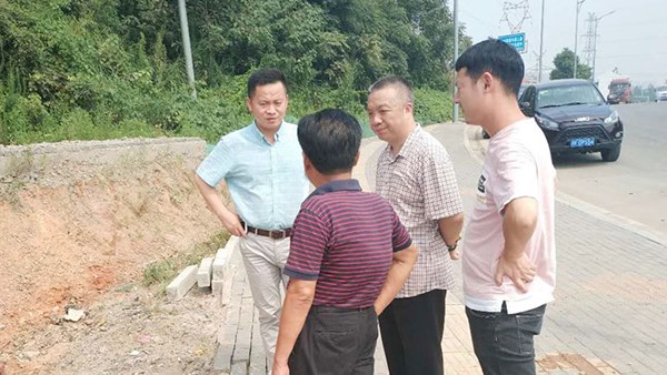 公司总经理谌曦现场调度冷水铺互通复绿工程