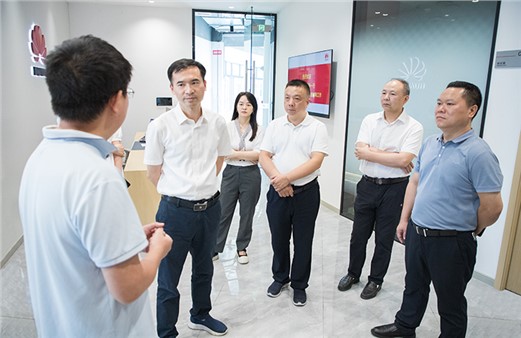 吕乐考察调研市城运集团智慧城市产业工作