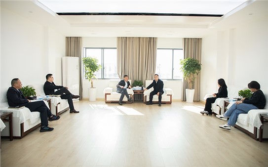 深化银企合作 建立协作新篇 岳阳市城运集团与中国银行岳阳分行进行业务洽谈